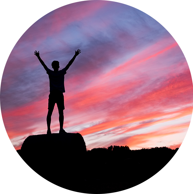 Homme qui leve les bras